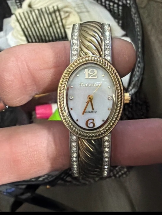 Accessories - Vintage Peck & Peck
Quartz Watch with Gold and Silver Tone Oval